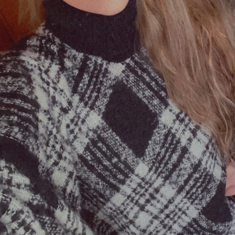 Poncho 🖤🤍 - Picture 2 of 5